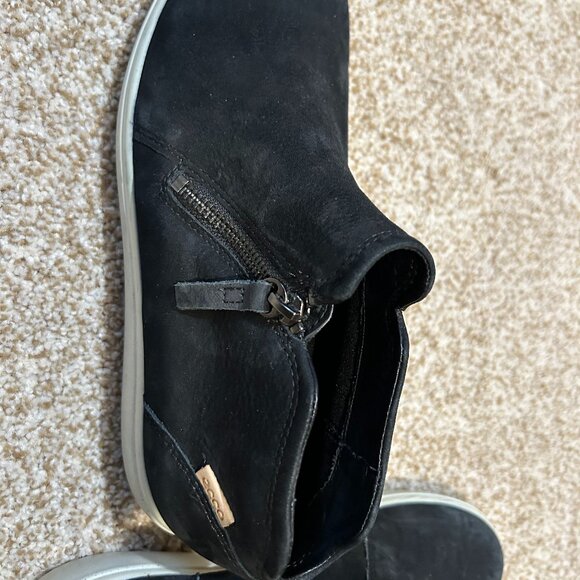 Stylish and casual ECCO® Low Cut Zip Bootie. - Picture 3 of 6